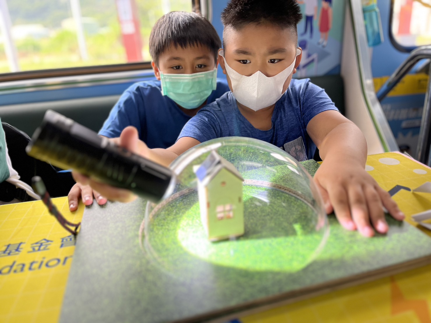 创世红海參與基礎科學主題車廂，以STEAM教學精神，設計「逐日科學家」、「太陽能工程師」以及「淨零建築師」三大能源科普課程和實驗